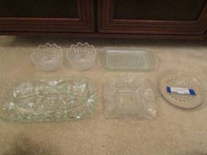 lot 157 image: Star David crystal oblong bowl, various other glass items for display