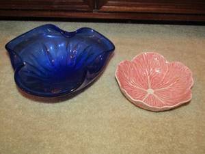 lot 136 image: Bordallo Pinheiro pink bowl, Blue crystal bowl with curved edges