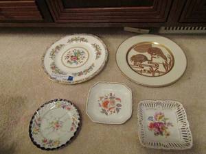 lot 140 image: various dcor wall plates and saucers
