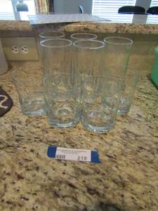 lot 219 image: Clear set of bubbled glass tea glasses qty 9