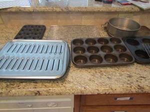 lot 226 image: Baking lot of muffin pans, oven racks, cookie sheets and a broiler pan