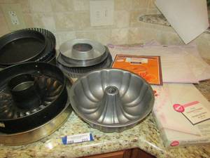 lot 223 image: Large lot of pie pans, Bundt pans, and more