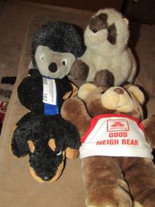 lot 162 image: Small lot of 4 stuffed animals, state farm bear and more