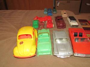 lot 164 image: Lot of old vintage plastic kids cars, varies in color and body style all say made in Texas �... Qty 15
