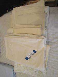 lot 178 image: Various sets of queen and king mixed sheet sets with pillow cases, qty about 5