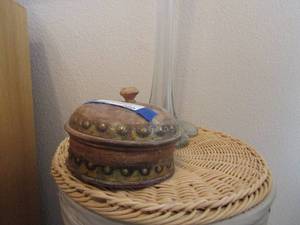lot 180 image: Covered dcor bow with lid full of potpourri
