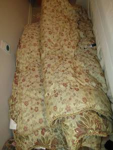 lot 171 image: Waterford King size heavy bed spread, thick and warm