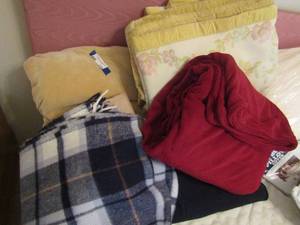 lot 175 image: Lot of throws and small blankets qty 5