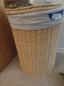 lot 242 image: Wicker laundry hamper with top