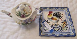 lot 245 image: Sadler covered tea pot, Mascara hand painted dcor rooster plate
