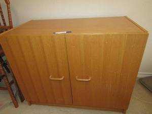 lot 32 image: Blonde  Wooden cabinet - 283619 dbl. bottom door, tv table or larger night stand