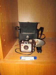 lot 250 image: Brownie CAMERA,  flash for camera , a camera case empty