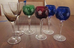 lot 132 image: 2 colored glass wine glasses, & 4 wheel cut crystal colored  fruit design glasses long stem