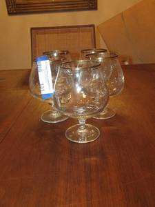 lot 131 image: Gold rim clear glass martini glasses qty 5
