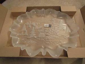 lot 26 image: Holiday classic oval platter By mikasa NIB