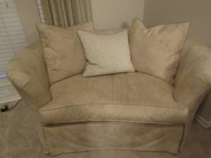 lot 37 image: Century hickory over size chair, 3 throw pillows included, 305935