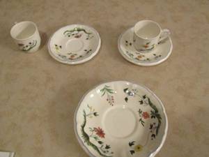 lot 146 image: Gein France tea cups qty 2, saucers qty2, bread dish qty 2