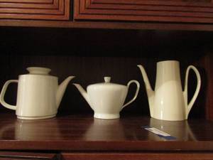 lot 147 image: Rosen thali bedding white tea pots all have lids and handles qty 3
