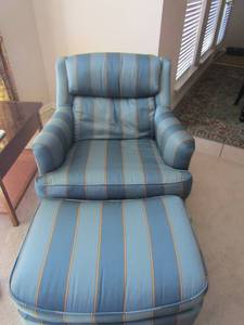 lot 73 image: Blue Yellow lined sitting chair with matching foot stool on wheels very nice condition