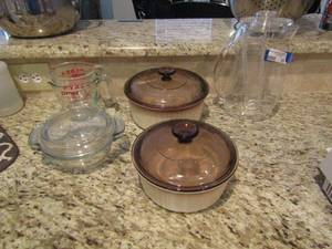 lot 258 image: covered corning ware dishes qty 2, measuring coos by Pyrex qty 2, tweak picture and 2 small Pyrex casserole dishes