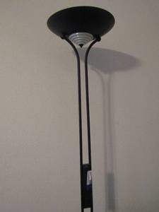 lot 336 image: Black floor lamp 71 tall works, Round base and top