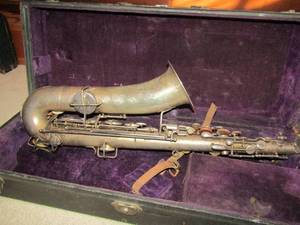lot 9 image: Bueschaer Saxaphone plus mouth piece, low pitch, Elk Hart ind�, Silver in case #105354