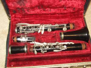 lot 120 image: Student clarinet in case, w mouth piece, in Bundy case