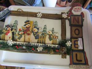 lot 368 image: 1220 Wooden snow man family wall dcor or door dcor-- 12 Noel hanging wooden sign