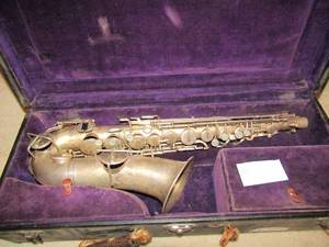 lot 271 image: Saxophone , Buescher, low pitch auto saxophone #202591 in case