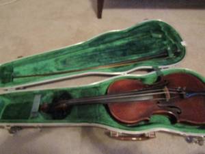 lot 5 image: 44 Violin Antonius Irus Cewamonenus, Factehar Anno 1780