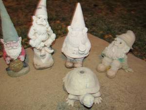 lot 348 image: 4 outdoor nomes and a turtle