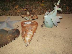 lot 350 image: Metal rooster, metal carrot planter, heart and star metal dcor