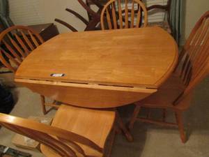 lot 334 image: Blonde wood oval dining table with 2 fold down sides  48 x 48 x 30, comes with 4 chairs matches the table, great condition