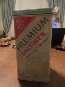 lot 330 image: Vintage saltine cracker tin can with lid