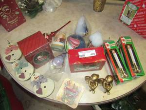lot 420 image: Christmas candle lamps, door dcor and more