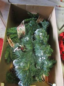 lot 421 image: Box of Christmas greenery