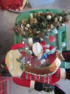 lot 423 image: 2ft Santa dcor, Christmas throw, and more