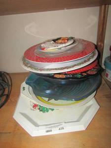 lot 428 image: Large lot of Christmas and other holiday plastic serving platters, more then 5