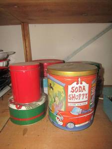 lot 433 image: Lot of Christmas tin cans with lids qty 8