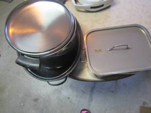 lot 434 image: Clinton Niva large covered stew pan, speckled roaster with lid, small metal heating steam pan wth rack