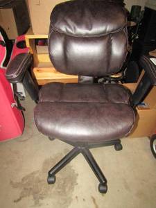 lot 469 image: Dark brown leather office rolling chair, very nice condition