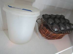 lot 454 image: Dish drainer, large tupper ware container, muffin pan and wicker metal basket