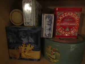 lot 452 image: Lot of tin cans, - with sailboat, fall leafs, butterflies, D. Lazzaroni, all have tops