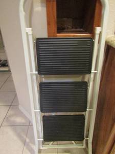 lot 473 image: 3 step- step ladder, very handle for when your hubby isnt around