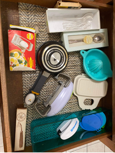 lot 211 image: Small single omelet maker, can jar opener, lemon juicer, and more