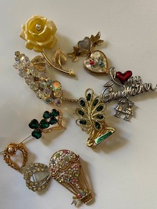 lot 173 image: 10 vintage pins