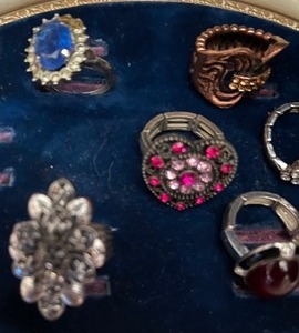 lot 145 image: 4 adjustable size rings and 2 others size8
