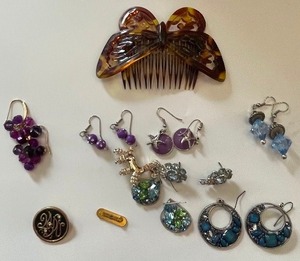 lot 139 image: 1 tortoise shell hair comb, 7 sets of earrings, 1 poodle pin, 1 Girl Scout bar and 1 weight watchers pin