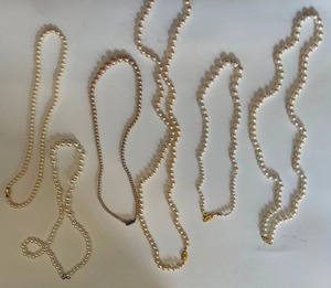 lot 136 image: 6 strands of pearls