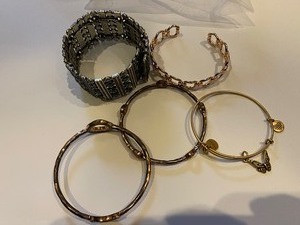 lot 169 image: 5 bracelets